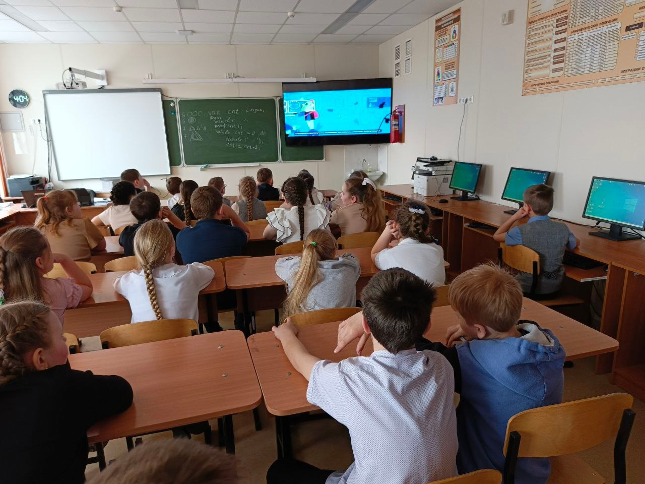 Поддельные аккаунты.
